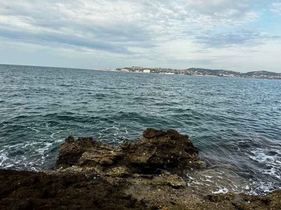 Villa dans un emplacement de rêve directement au bord de la mer