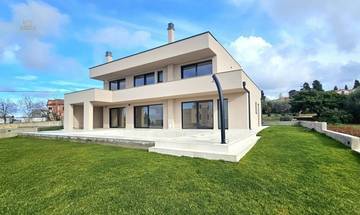 Moderne Neubau-Villa mit Pool und Meerblick