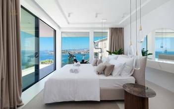 Thumbnail von Moderne Luxusvilla mit Pool und Panorama-Meerblick