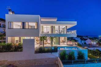 Thumbnail von Moderne Luxusvilla mit Pool und Panorama-Meerblick
