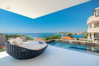 Thumbnail von Moderne Luxusvilla mit Pool und Panorama-Meerblick
