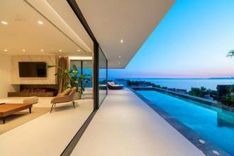 Thumbnail von Moderne Luxusvilla mit Pool und Panorama-Meerblick