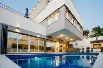 Villa mit Pool, Dachterrasse und Meerblick