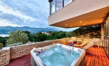 Thumbnail von Moderne Luxusvilla mit Swimmingpool auf der Dachterrasse, Region Korcula
