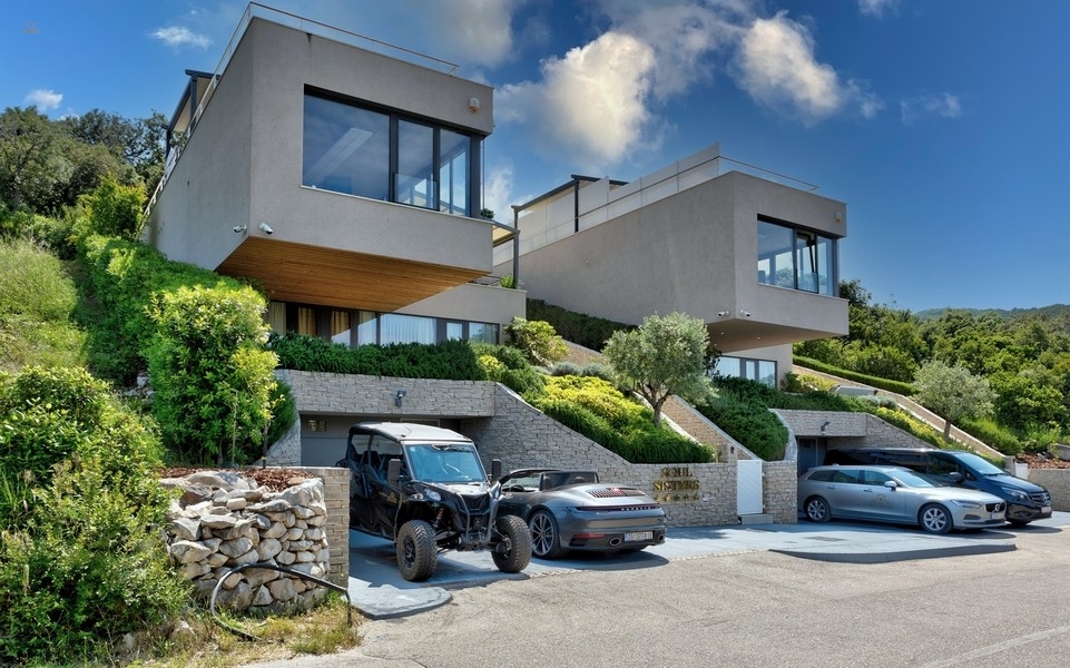 Moderne Luxusvilla mit Swimmingpool auf der Dachterrasse, Region Korcula