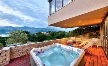 Thumbnail von Moderne Luxusvilla mit Swimmingpool auf der Dachterrasse, Region Korcula
