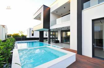 Thumbnail von Moderne Villa mit Swimmingpool