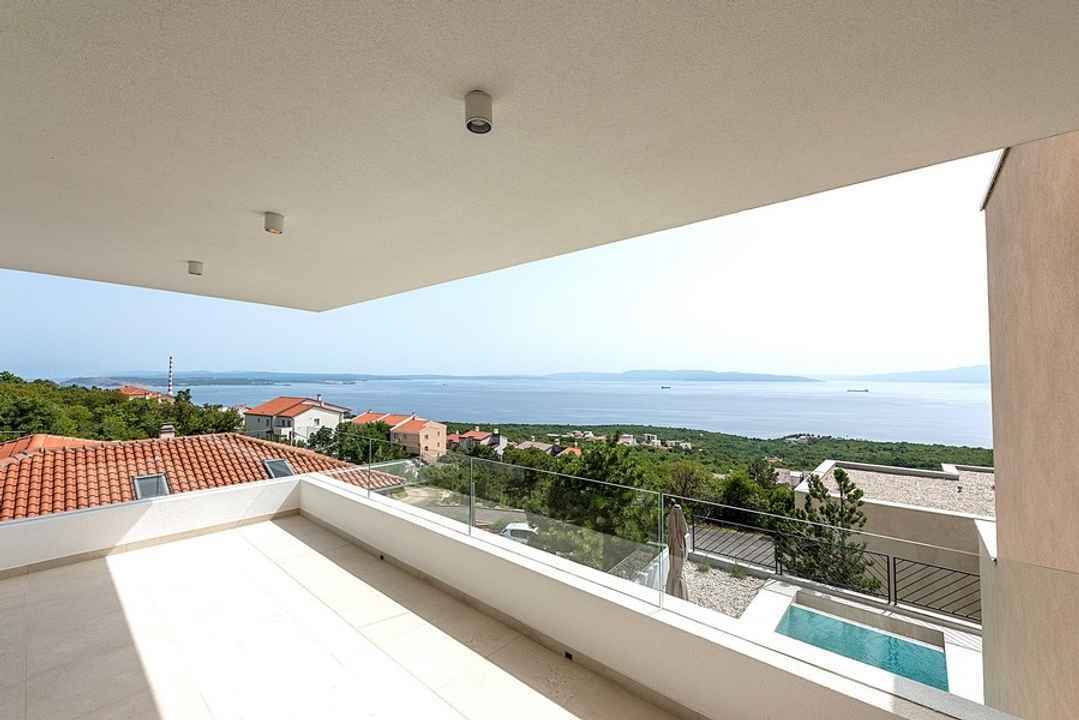 Neue Doppelhaushälfte mit Pool und Meerblick