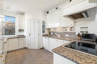 Thumbnail von Elegante Villa mit Pool und Doppelgarage in Pötzleinsdorfer Aussichtslage!