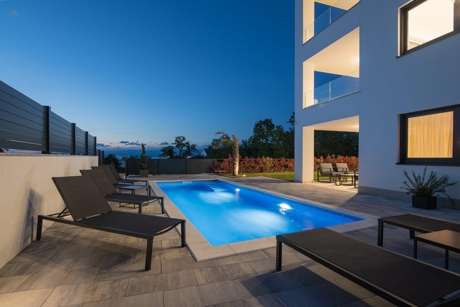 Thumbnail von Luxuriöse Wohnung mit Garten und Swimmingpool