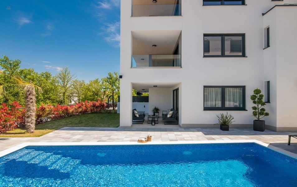 Thumbnail von Luxuriöse Wohnung mit Garten und Swimmingpool