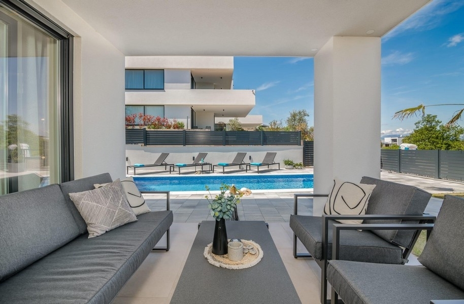 Thumbnail von Luxuriöse Wohnung mit Garten und Swimmingpool