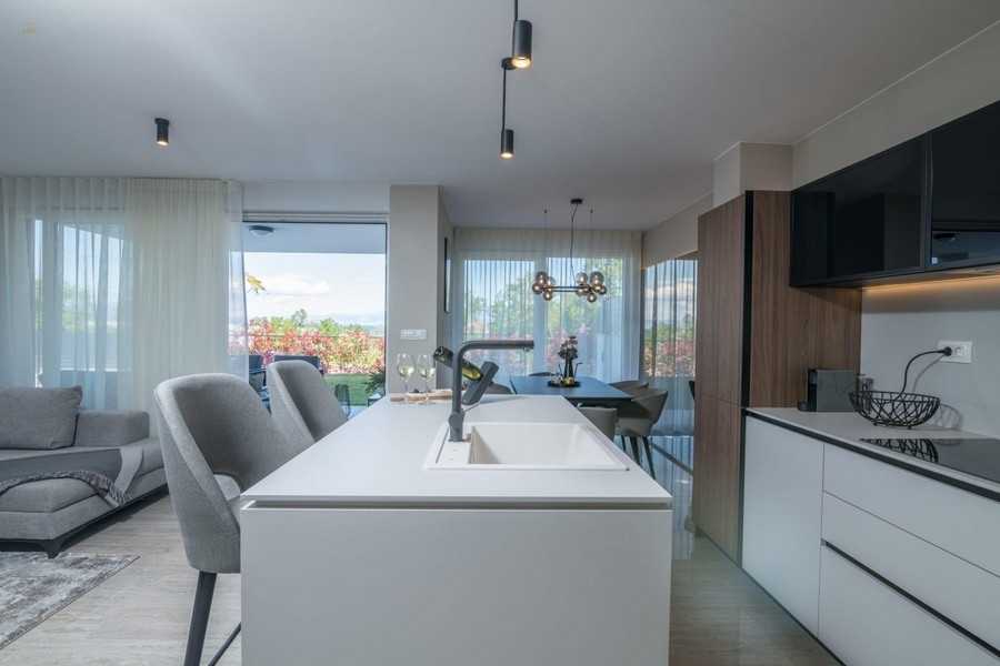 Thumbnail von Luxuriöse Wohnung mit Garten und Swimmingpool