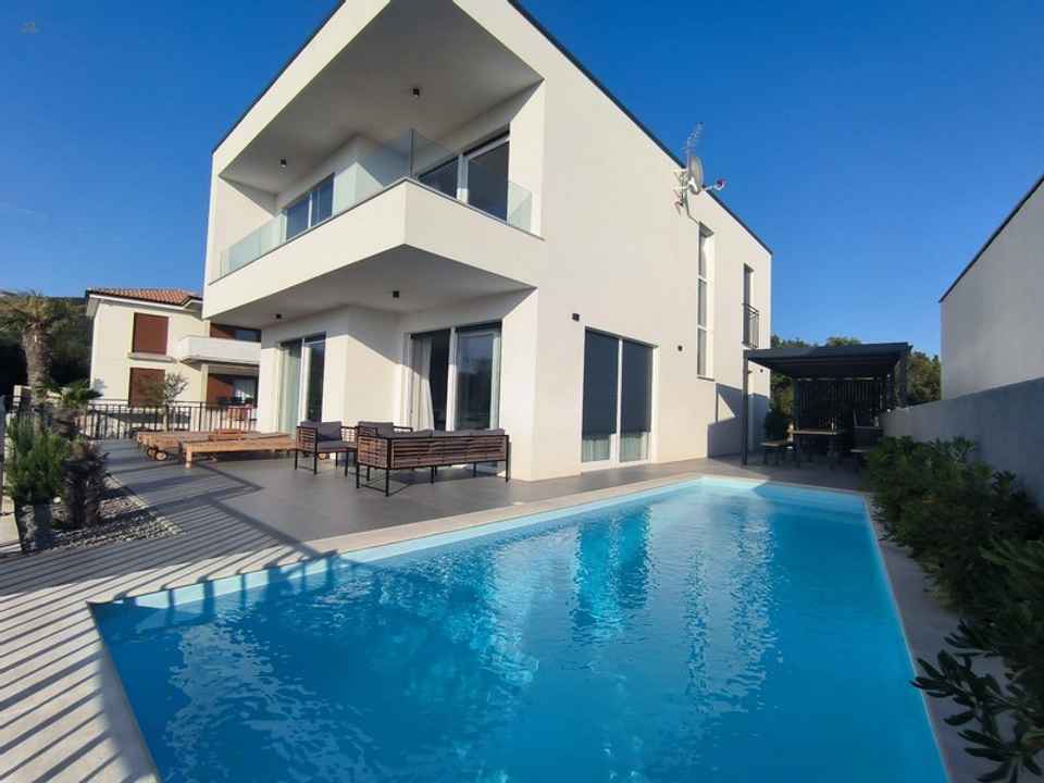Modernes Haus mit Pool und Meerblick