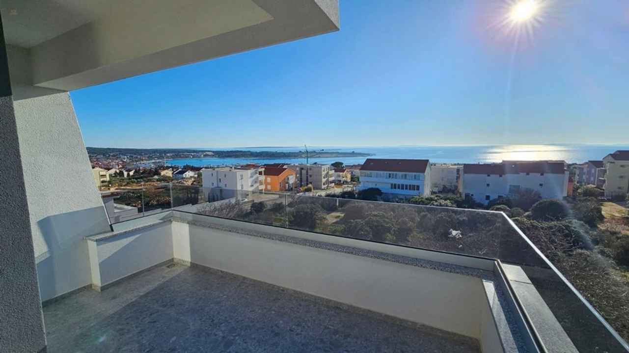 Modernes Penthouse mit Meerblick im Neubau