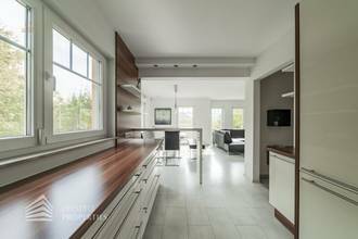 Thumbnail von Modernes, möbliertes Einfamilienhaus mit Garten und Pool in Ruhelage