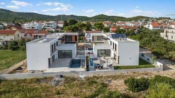 Thumbnail von Moderne Villa mit Swimmingpool und Meerblick