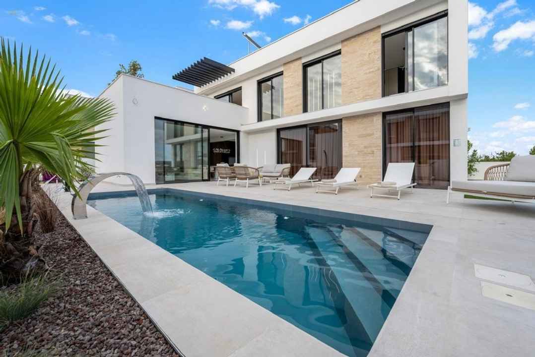 Moderne Villa mit Swimmingpool und Meerblick