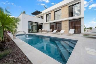 Thumbnail von Moderne Villa mit Swimmingpool und Meerblick