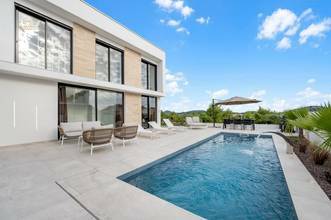 Thumbnail von Moderne Villa mit Swimmingpool und Meerblick