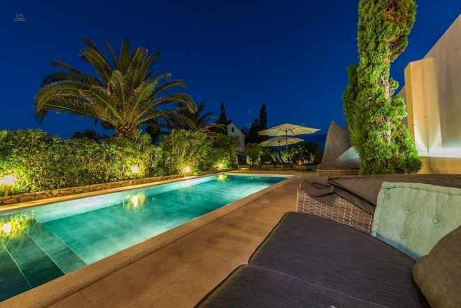 Erdgeschosswohnung mit Pool und Garten