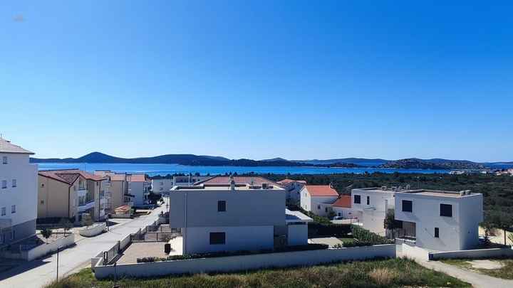 Yeni çiftlik evi havuz ve deniz manzarasıyla