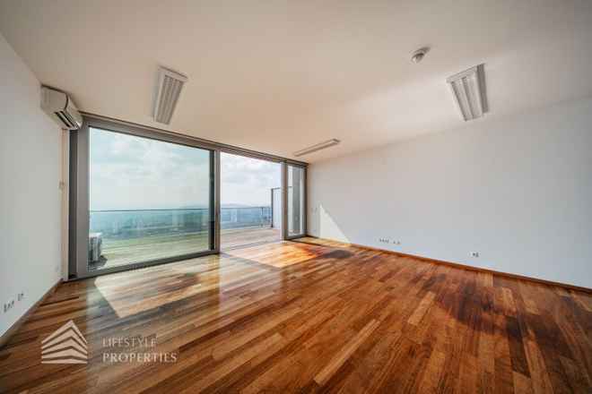 Droomachtig uitzicht over Wenen! Garçonnière met terras aan de Kahlenberg