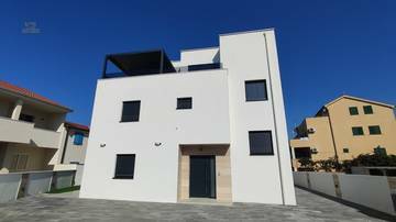 Thumbnail von Doppelhaushälfte im modernen Stil nahe dem Strand