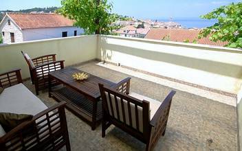 Thumbnail von Haus mit Pool und Blick auf das Meer