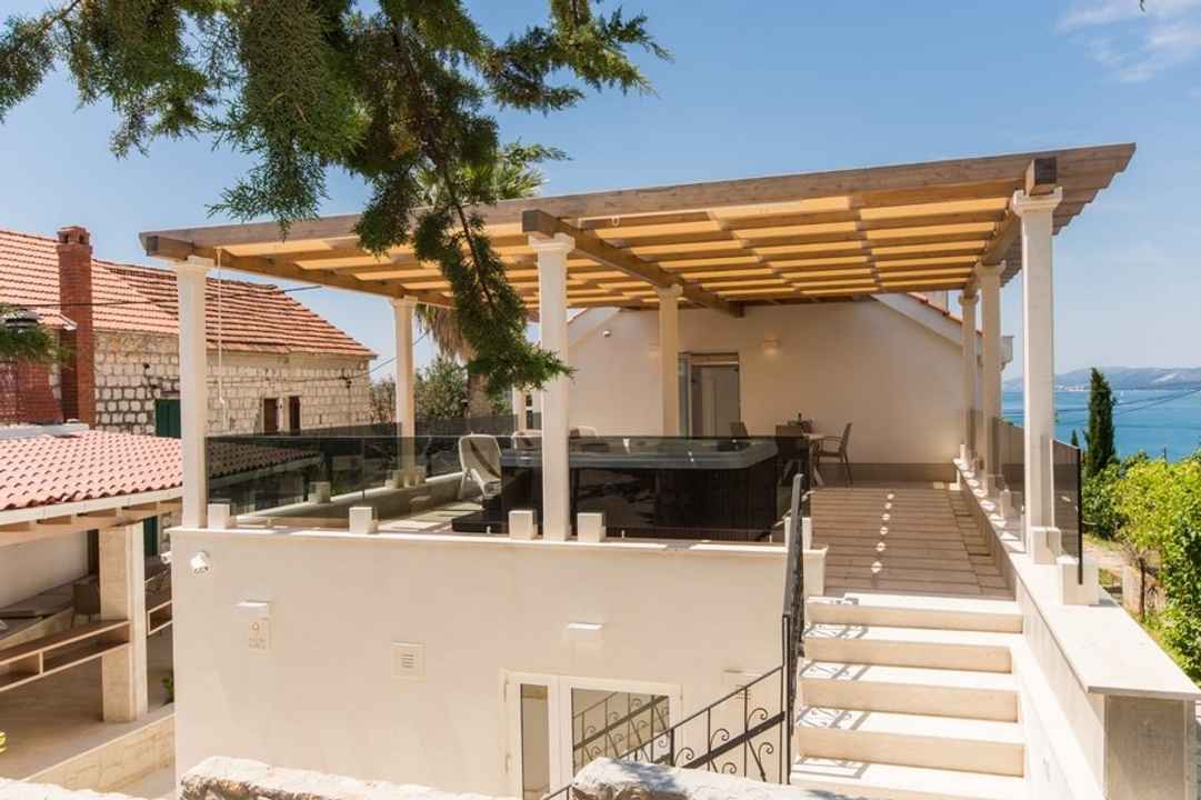 Mediterranes Haus mit Blick auf das Meer