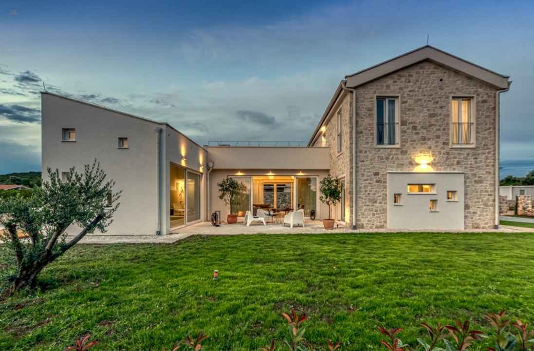 Moderne Villa mit mediterranen Elementen nahe dem Meer