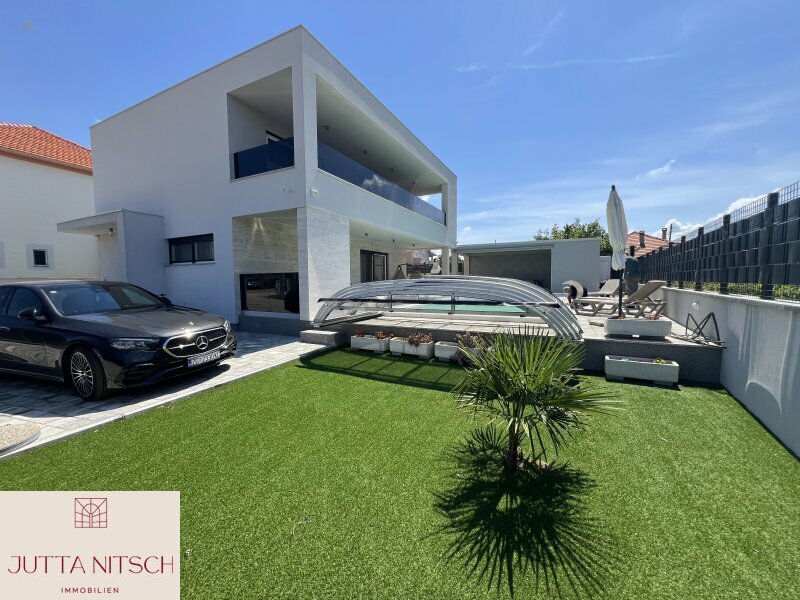 Thumbnail von Architekten-Terrassenvilla mit Pool in Strandnähe -  Sukošan bei Zadar