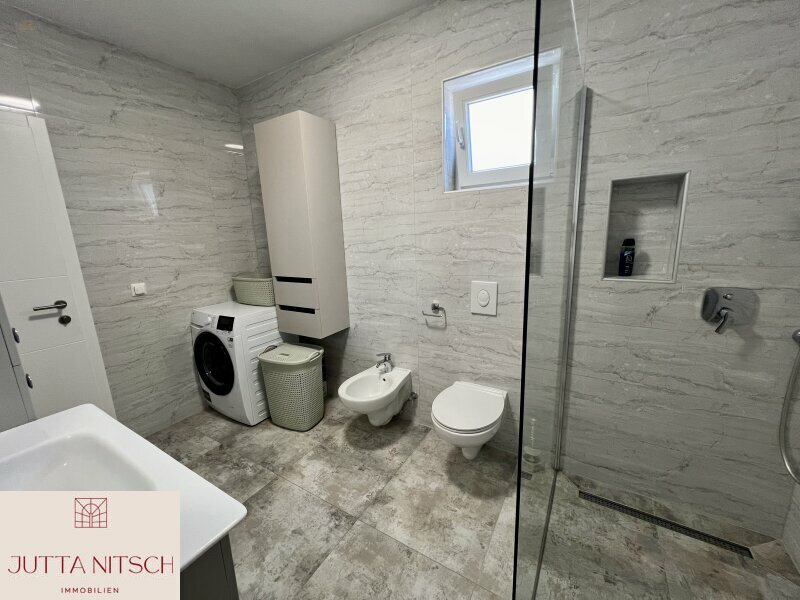 Thumbnail von Architekten-Terrassenvilla mit Pool in Strandnähe -  Sukošan bei Zadar