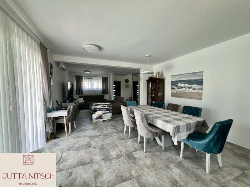 Thumbnail von Architekten-Terrassenvilla mit Pool in Strandnähe -  Sukošan bei Zadar