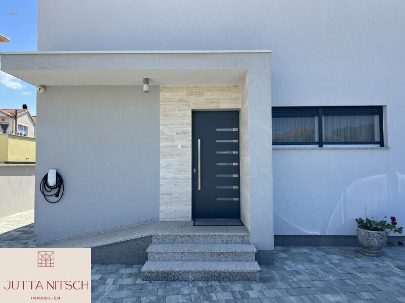 Thumbnail von Architekten-Terrassenvilla mit Pool in Strandnähe -  Sukošan bei Zadar