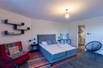 Thumbnail von Modernes Haus mit Pool in ruhiger Lage