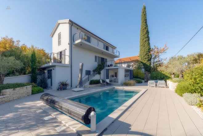 Modernes Haus mit Pool in ruhiger Lage