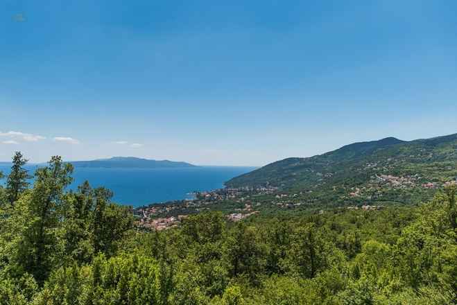 Mediterrane Villa mit Swimmingpool und Blick ins Grüne und auf das Meer