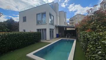 Thumbnail von Dreistöckige Wohnung mit Pool, Garten und Dachterrasse