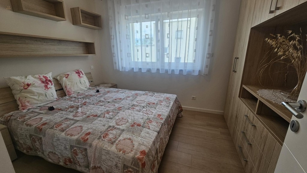 Thumbnail von Dreistöckige Wohnung mit Pool, Garten und Dachterrasse