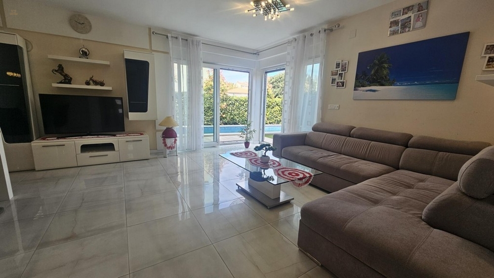 Thumbnail von Dreistöckige Wohnung mit Pool, Garten und Dachterrasse