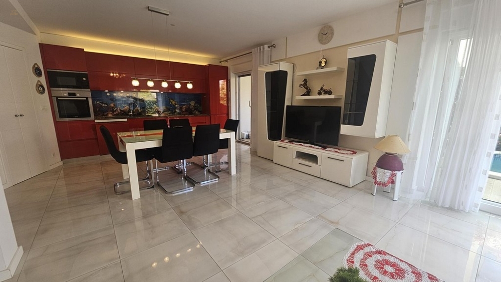 Thumbnail von Dreistöckige Wohnung mit Pool, Garten und Dachterrasse