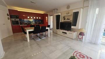 Thumbnail von Dreistöckige Wohnung mit Pool, Garten und Dachterrasse