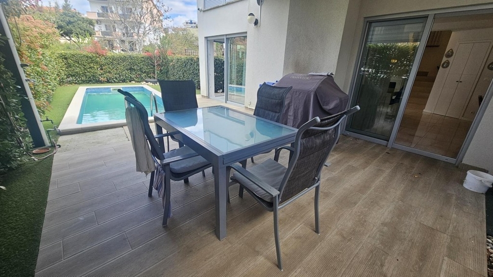 Thumbnail von Dreistöckige Wohnung mit Pool, Garten und Dachterrasse