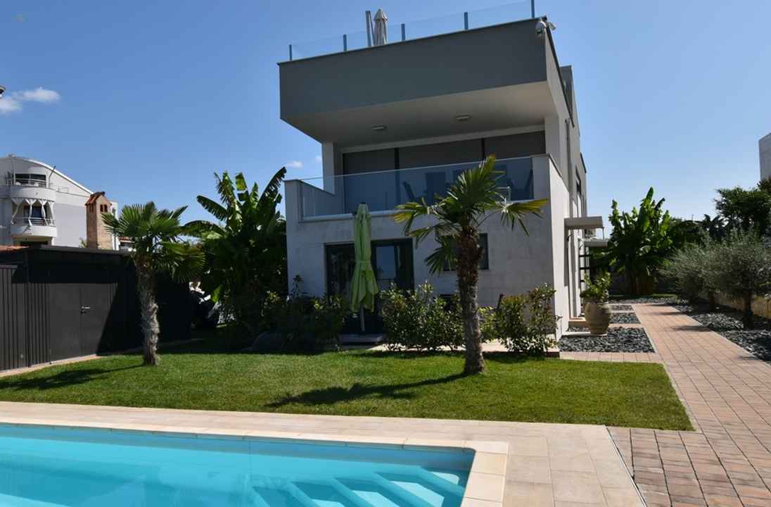 Moderne Villa mit vier Wohneinheiten in außergewöhnlicher Lage direkt am Yachthafen