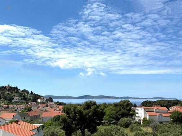Moderne Doppelhaushälfte mit schönem Meerblick und Pool