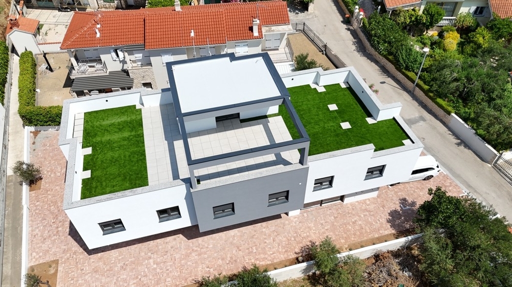 Moderne Maisonettewohnungen nahe dem Meer