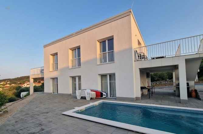Modernes Haus mit Pool und Meerblick