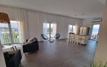 Thumbnail von Modernes Haus mit Pool und Meerblick