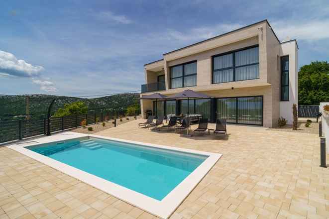 Moderne Villa mit Swimmingpool und Meerblick in ruhiger Umgebung